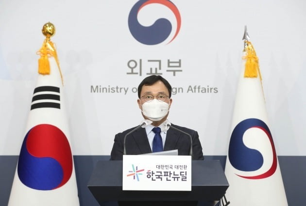 최영삼 외교부 대변인이 서울 도렴동 외교부청사에서 정례브리핑을 진행하고 있다./ 뉴스1