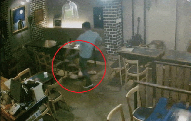 술자리 일행 간 벌어진 폭행 사건에 소극적으로 대응했다는 지적을 받은 경찰관이 징계를 받았다. 사진은 당시 폭행 장면이 담긴 CCTV 캡처. /사진=연합뉴스 