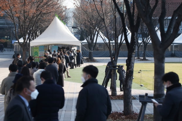 카지노 꽁머니 지급 앞에 마련된 서울광장 코로나19 선별진료소에서 시민들이 검사를 받기 위해 줄을 서 있다. 사진=연합뉴스