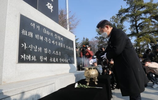 이재명 더불어민주당 대선 후보가 지난 11일 한국전쟁 최대 격전지였던 경북 칠곡군 다부동 전적기념관을 방문해 구국용사충혼비를 참배하고 있다. 연합뉴스 