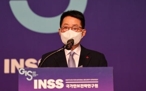 박지원 국가정보원장이 13일 서울 소동동 플라자호텔에서 열린 제4회 글로벌인텔리전스서밋(GIS)에서 축사하고 있다./ 국가안보전략연구원 제공