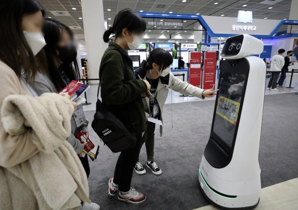 지난 10월 서울 강남구 코엑스에서 열린 '2021 한국전자전(KES)'에서 관람객들이 LG전자 전시부스의 클로이 로봇으로 사진을 찍는 모습 [사진=뉴스1]
