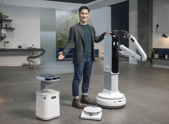 승현준 삼성전자 사장이 CES 2021 삼성 프레스컨퍼런스에서 '삼성봇 케어', '제트봇 AI', '삼성봇 핸디'를 소개하고 있다. [사진=삼성전자 제공]