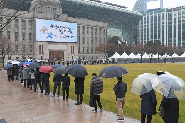 15일 오전 서울광장에 마련된 신종 코로나바이러스 감염증(코로나19) 임시선별진료소에서 시민들이 검사를 기다리고 있다. /사진=허문찬 기자