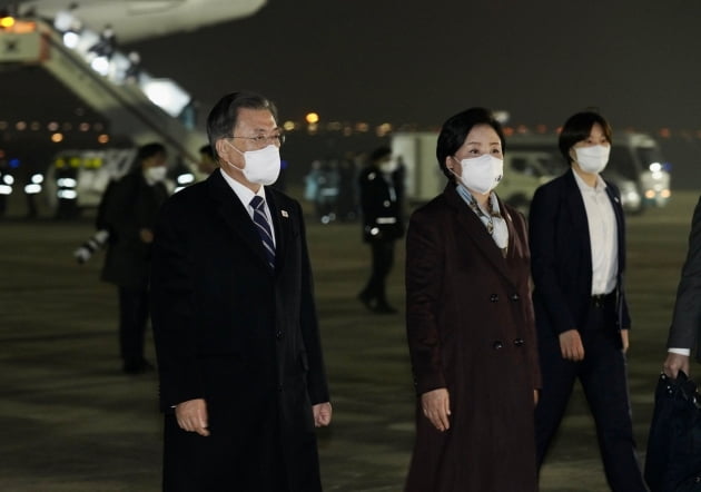 호주 국빈 방문 일정을 마친 문재인 대통령과 김정숙 여사가 지난 15일 경기 성남 서울공항에 도착, 공군1호기에서 내려 이동하고 있다. 청와대 제공