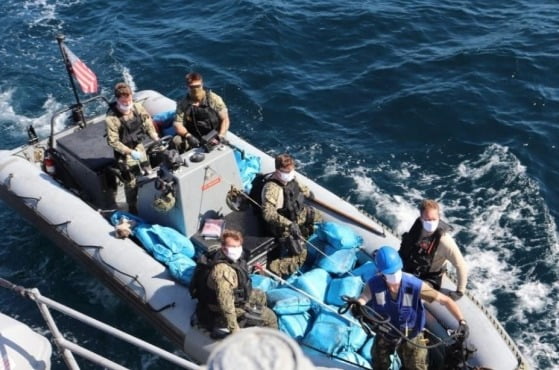 미 해군 5함대가 이란인 선원을 구조하고 압수한 마약. /사진=연합뉴스 