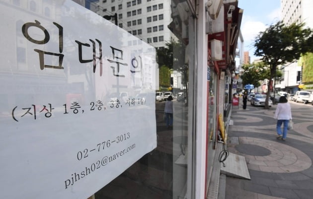 서울 명동의 한 상점에 임대 안내문이 붙어 있다.   사진=한국경제신문