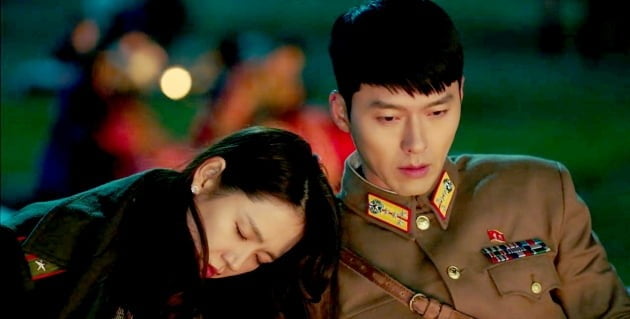 2019~2020년 인기리에 방영된 tvN 드라마 '사랑의 불시착'. 북한에 불시착한 한국 여성과 북한군 장교의 사랑을 그렸다./ CJ ENM 제공