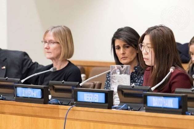 탈북자 지현아씨(오른쪽)가 2017년 세계 인권의날을 맞아 미국 뉴욕 유엔 본부에서 북한의 인권 침해에 대해 증언하고 있다./ 사진=유엔