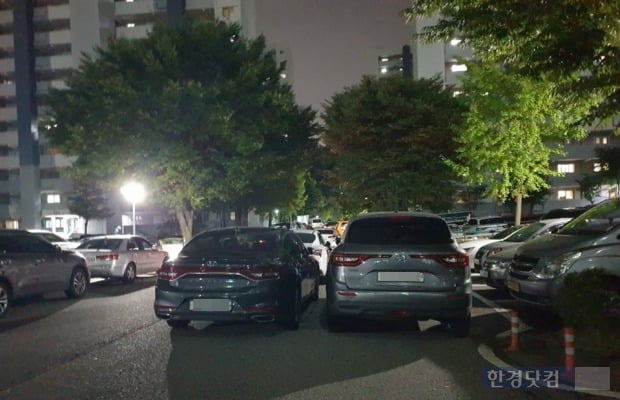 이중, 삼중으로 주차된 산본의 한 아파트 단지. 사진=오세성 한경닷컴 기자
