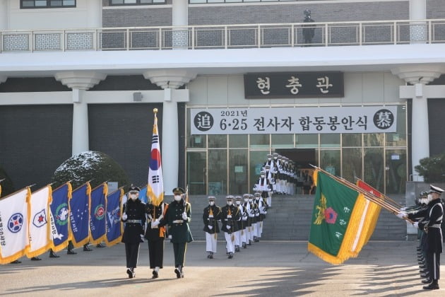 군 의장대원들이 20일 서울 동작동 국립서울현충원에서 열린 6·25 전쟁 전사자 발굴유해 합동 봉안식에서 유해를 봉송하고 있다./ 국가보훈처 제공