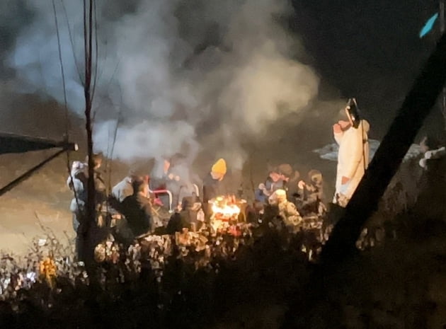 SBS 촬영팀이 장작불 사용을 금지한 캠핑장에서 불을 피우고, 마스크를 착용하지 않아 방역 수칙을 위반했다. /사진=온라인 커뮤니티