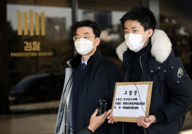 개인 방송채널을 운영하는 고3 학생 양대림 군이 22일 오후 문재인 대통령과 김부겸 국무총리, 권덕철 보건복지부장관, 정은경 질병관리청장을 직권남용권리행사방해 혐의로 고발한다는 내용이 담긴 고발장을 들고 서초구 서울중앙지검으로 들어서기 앞서 발언하고 있다. 2021.12.22 [사진=연합뉴스]