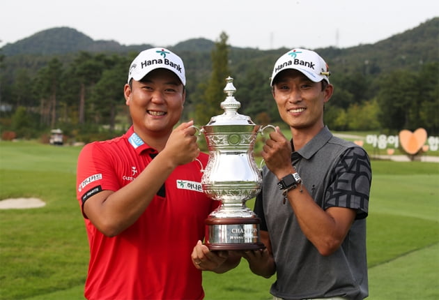 KPGA 코리안투어가 선정한 '올해의 캐디상' 수상자 김용현 캐디(오른쪽)와 그의 파트너 함정우. KPGA 제공