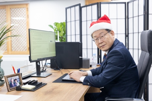 이재명, 산타 모자 쓰고 클리앙 등장…"항상 눈팅하고 있다"