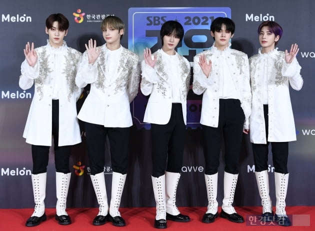 [포토] TXT, '멋진 손인사~' (SBS 가요대전)