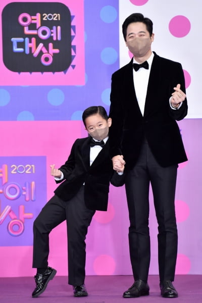 [포토] 김재원, '아들과 멋지게 하트 발사' (2021 KBS 연예대상)