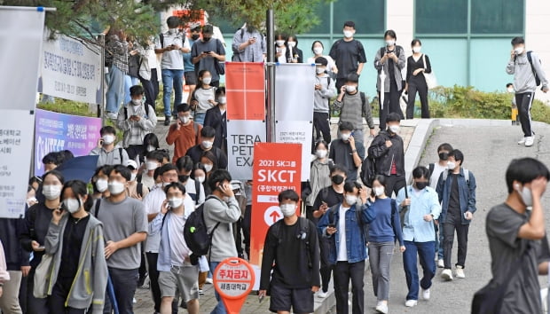 주요대기업들이 공채를 잇따라 폐지하고 있다. 5대그룹 가운데는 삼성만 유일하게 공채를 유지할 뿐이다. 사진은 올해까지만 공채를 통해 신입사원을 뽑겠다고 밝힌 SK그룹의 10월중순 하반기 대졸공채 필기시험의 모습이다. 