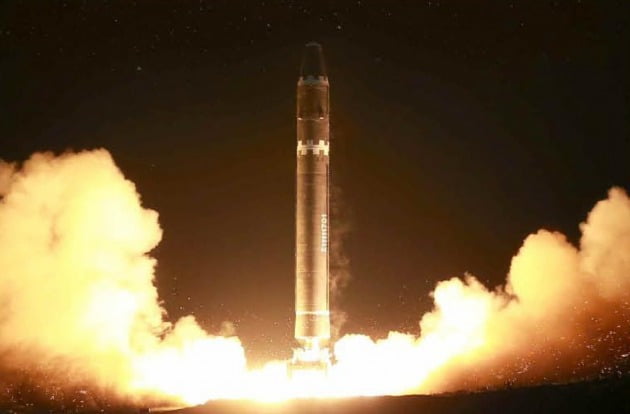 북한이 지난 2017년 11월 신형 대륙간탄도미사일(ICBM) '화성-15형'을 발사하고 있는 모습.  /연합뉴스