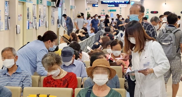 서울의 한 대학병원에서 환자들이 진료를 기다리고 있다. 사진=한경DB
