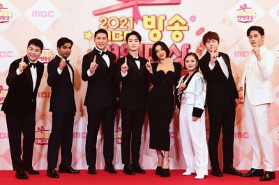 [포토] 멋진 포즈 취하는 '나혼자 산다' 팀 (2021 MBC 방송연예대상)