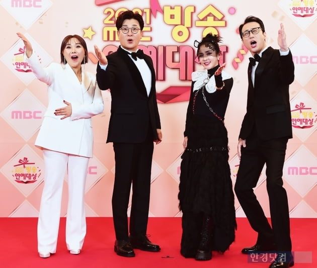 [포토] 신봉선-김성주-산다라박-이윤석, '우리는 복면가왕 팀' (2021 MBC 방송연예대상)