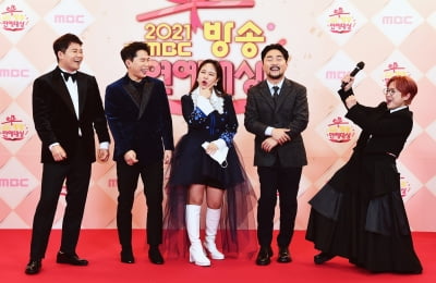 [포토] '전시적 참견 시점'팀, '즐거운 미소~' (2021 MBC 방송연예대상)