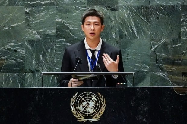 그룹 BTS(방탄소년단)의 리더 RM이 지난 9월 미국 뉴욕 유엔본부 총회장에서 열린 제2차 지속가능발전목표(SDG) 고위급회의 개회식에서 발언하고 있다. [사진=연합뉴스]