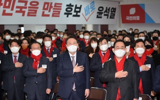 국민의힘 윤석열 대선 후보가 30일 대구시당에서 열린 대구 선대위 출범식에서 국기에 경례하고 있다. 연합뉴스