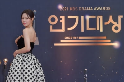 [포토] 박하나, '뒤태 살짝 보여드릴게요~'(2021 KBS 연기대상)