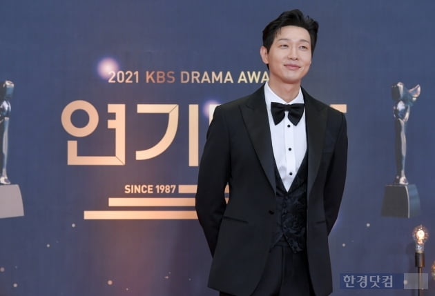 [포토] 지현우, '쑥스러운 미소'(2021 KBS 연기대상)