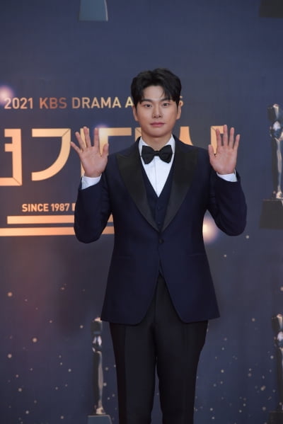 [포토] 이이경, '상 욕심나요~'(2021 KBS 연기대상)