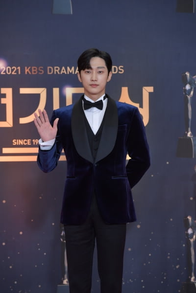 [포토] 진영, '잘~생겼다'(2021 KBS 연기대상)