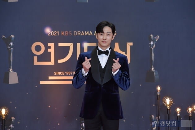 [포토] 진영, '완벽한 손가락 하트'(2021 KBS 연기대상)