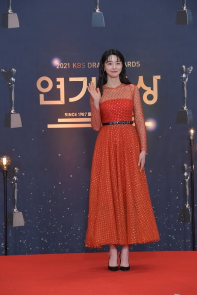  권나라, '복고풍 의상도 완벽 소화'(2021 KBS 연기대상)