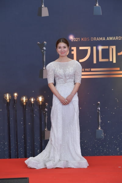 [포토] 이일화, '나이를 가늠하기 힘든 그녀'(2021 KBS 연기대상)