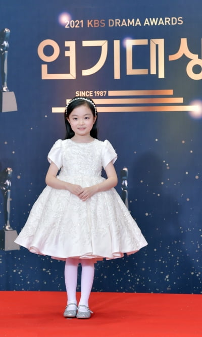 [포토] 김윤슬, '꼬마 공주처럼 귀여워~'(2021 KBS 연기대상)