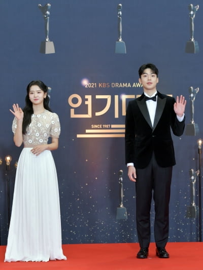 [포토] 황보름별-김강민, '거리두기 포토타임'(2021 KBS 연기대상)