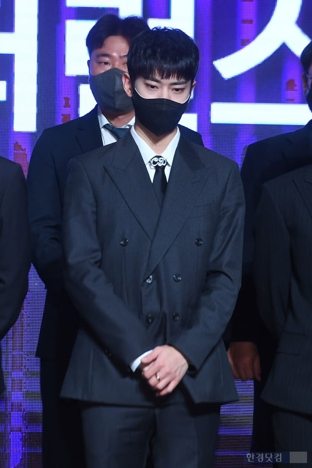 [포토] AB6IX 김동현, '만화책 찢고 나오는 잘생김'