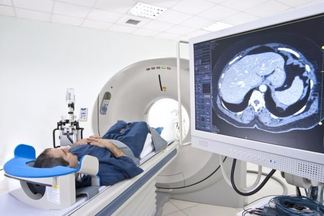 자기공명영상촬영(MRI)을 하던 환자가 갑자기 빨려 들어온 산소통에 머리, 가슴을 눌려 사망한 사건과 관련 의사와 방사선사가 검찰에 송치됐다. 사진은 기사와 무관함. /사진=게티이미지뱅크 