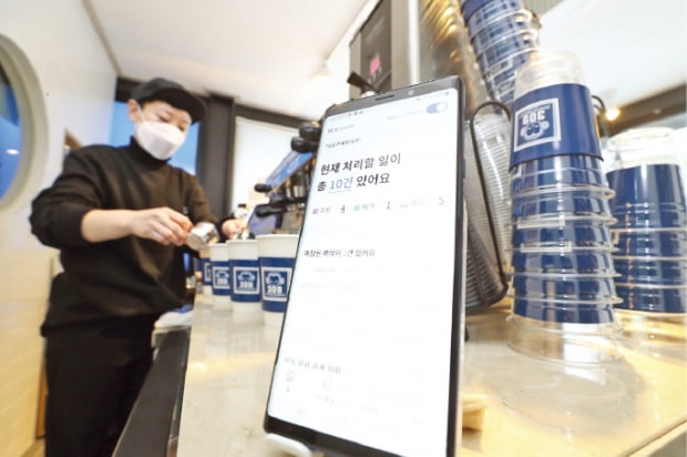 서울 성동구의 한 베이커리에서 KT AI 통화비서가 고객의 요청사항을 받고 있다.   KT 제공
 