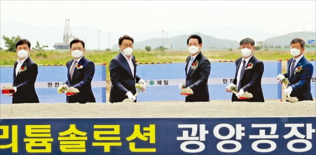 최정우 포스코 회장(왼쪽 세 번째)이 지난 5월 포스코리튬솔루션 광양공장 착공식에서 시삽을 하고 있다.  포스코 제공
 