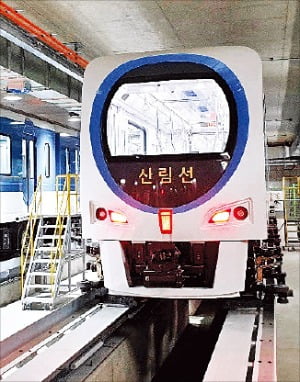 서울시가 내년 5월 신림선 도시철도 개통을 앞두고 철도종합시험운행을 하고 있다.  서울시 제공 