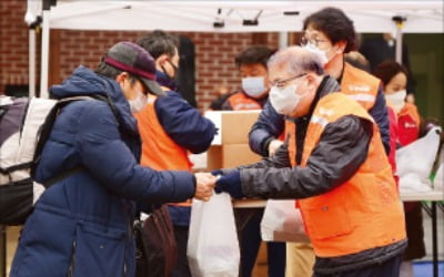 노숙인에 도시락…"밥 굶는 사람 없어야"