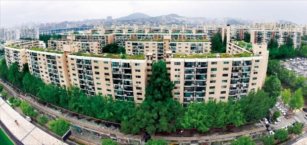 ‘오세훈표 재건축’으로 불리는 서울시의 신속통합기획 참여를 추진 중인 강남구 압구정동 신현대 아파트(압구정2구역).  /한경DB 