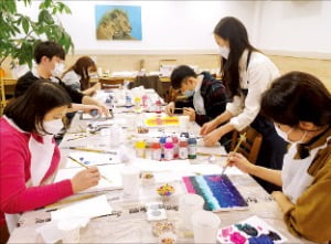 청년센터 라브리에서 청년들이 그림 그리기를 통한 정서상담·마음치료 프로그램에 참여하고 있다.  /사랑광주리 제공 