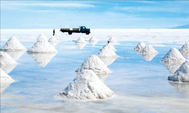 "전세계 리튬 25% 묻혀 있다"…美·中·러 뛰어든 '소금호수 전쟁'