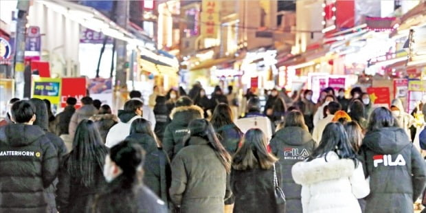 사회적 거리두기 강화를 하루 앞둔 지난 17일 저녁 서울 상수동 홍익대 인근 거리가 사람들로 붐비고 있다. 18일부터는 식당, 카페 등 다중이용시설은 오후 9시까지만 영업할 수 있으며 이용 인원도 4명으로 제한된다. / 사진=뉴스1