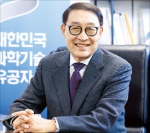 이현순 두산 고문 "수많은 실패가 엔진 만들어…끈질기게 덤벼라"