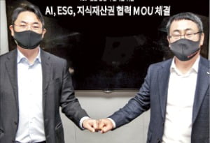 여민수 카카오 공동대표(왼쪽)와 유영상 SK텔레콤 대표가 지난 3월 MOU를 체결한 모습.  카카오 제공 